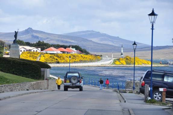 O belo visual da rua costeira de Port Stanley, a capital de Falkland
